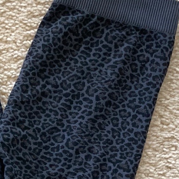 Black & Grey Animal Print Leggings - Picture 2 of 4